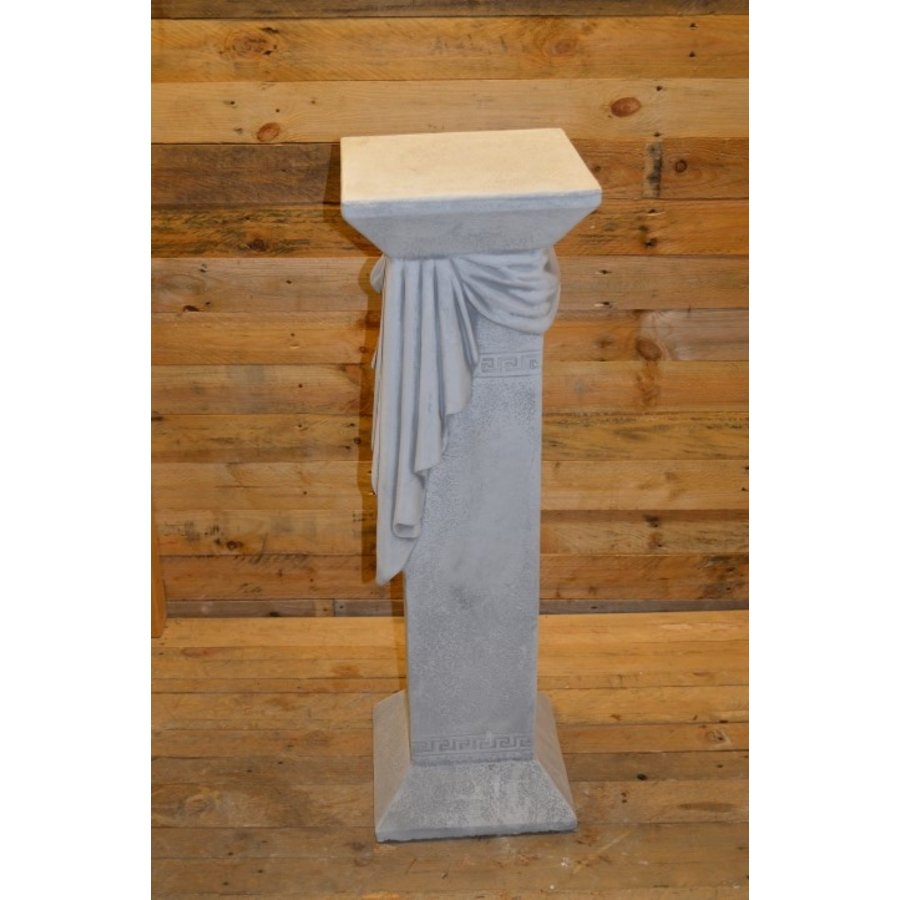 Hoge betonnen zuil met Griekse ornamenten – sokkel voor beeld of vaas-3