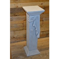 Hoge betonnen zuil met Griekse ornamenten – sokkel voor beeld of vaas