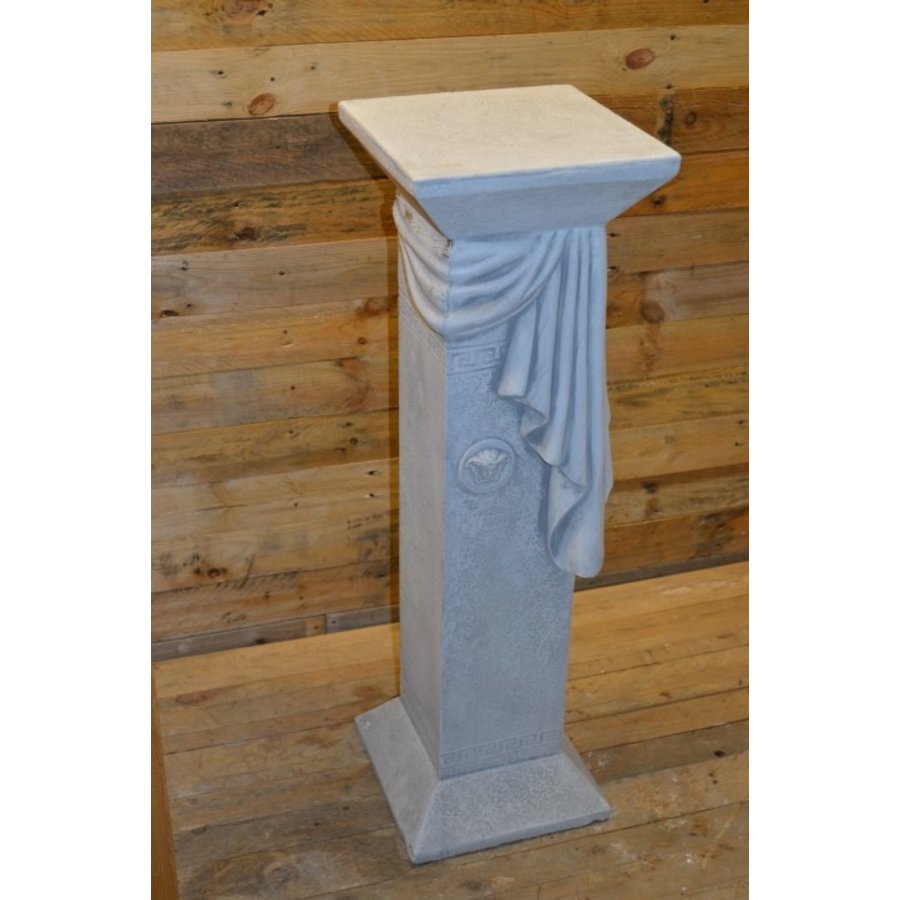 Hoge betonnen zuil met Griekse ornamenten – sokkel voor beeld of vaas-1