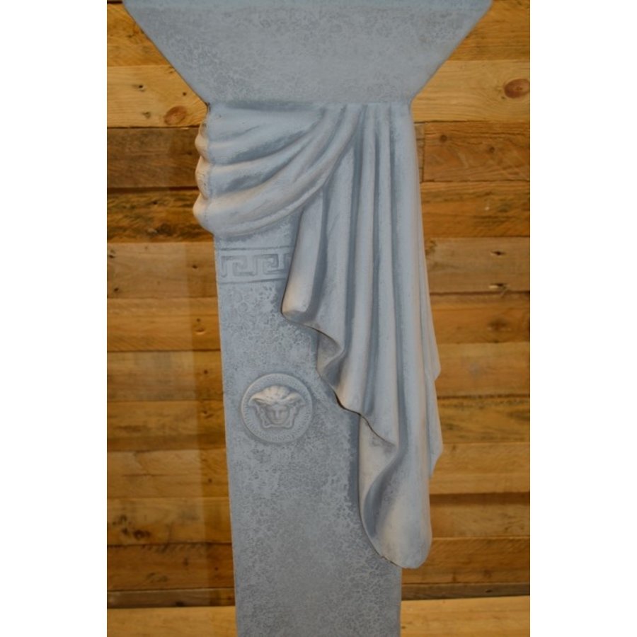 Hoge betonnen zuil met Griekse ornamenten – sokkel voor beeld of vaas-5