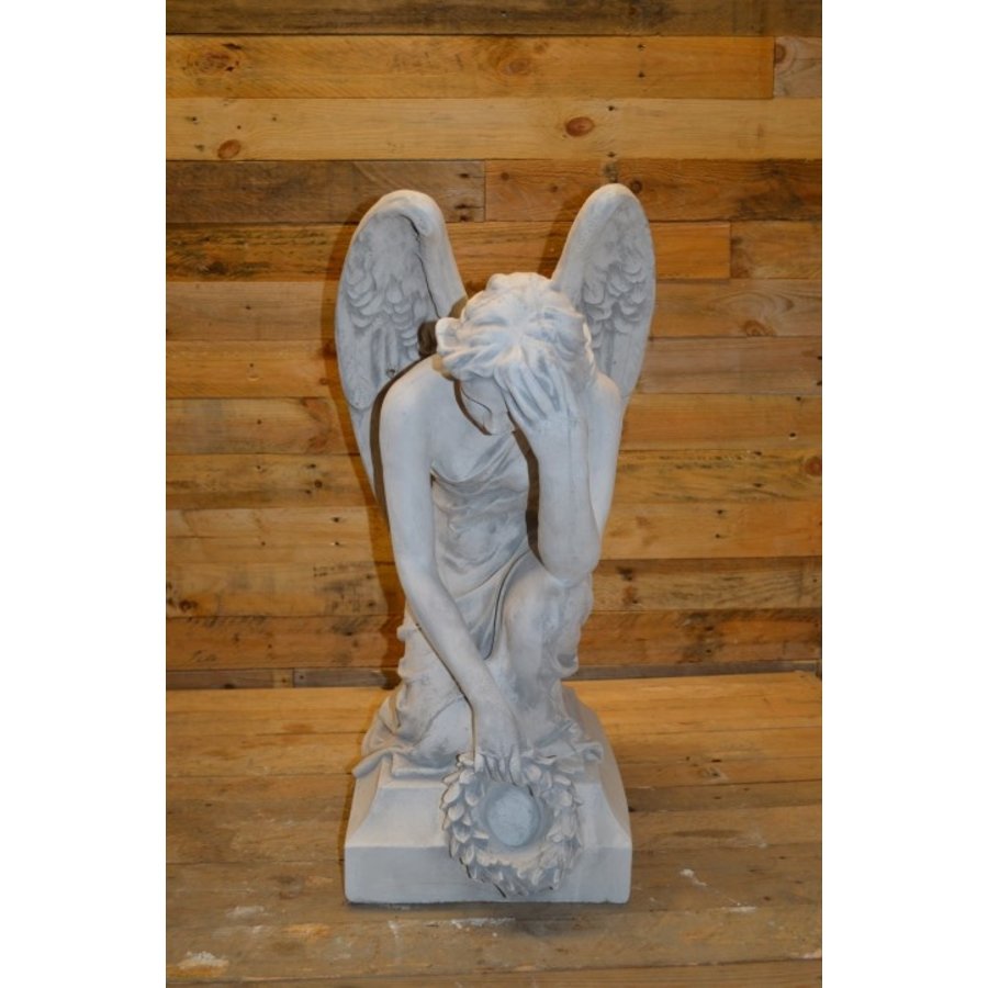 Groot betonnen beeld van knielende engel met lauwerkrans-1
