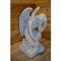 thumb-Groot betonnen beeld van knielende engel met lauwerkrans-2