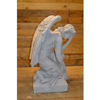 thumb-Groot betonnen beeld van knielende engel met lauwerkrans-3