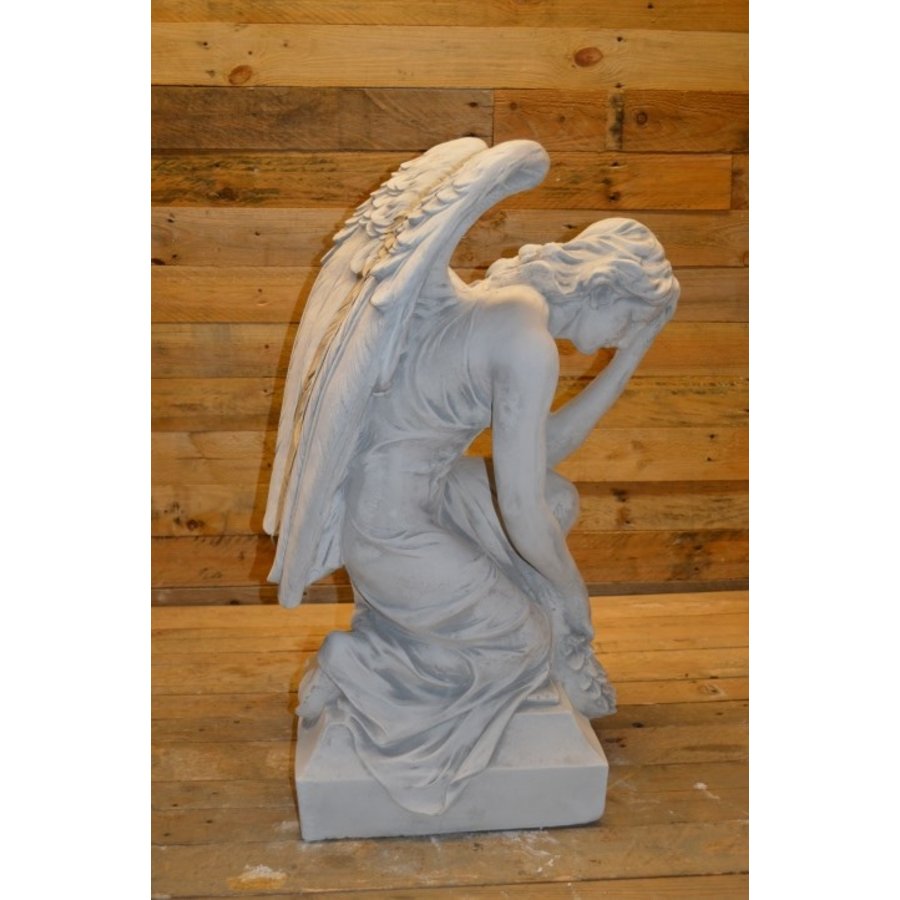 Groot betonnen beeld van knielende engel met lauwerkrans-3