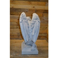 thumb-Groot betonnen beeld van knielende engel met lauwerkrans-4