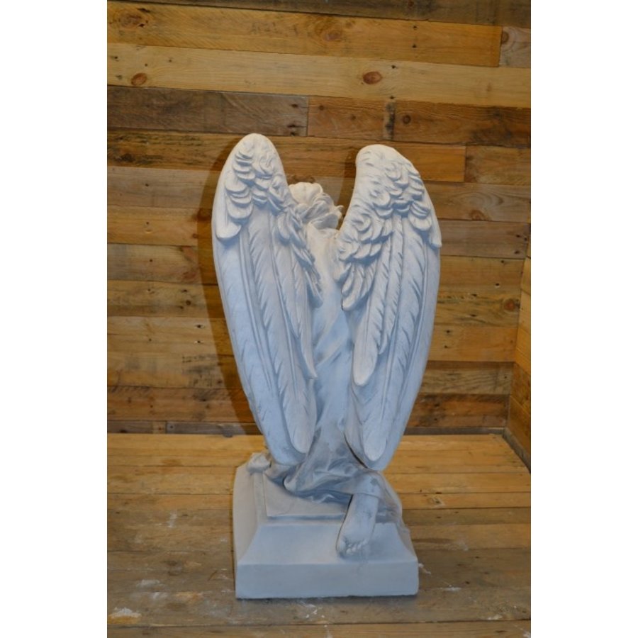 Groot betonnen beeld van knielende engel met lauwerkrans-4