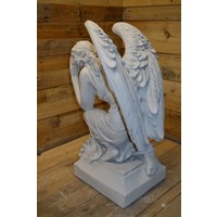 thumb-Groot betonnen beeld van knielende engel met lauwerkrans-5