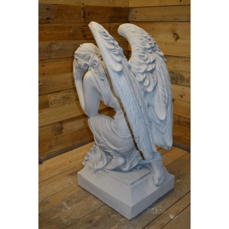 Groot betonnen beeld van knielende engel met lauwerkrans-5