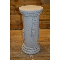 thumb-Betonnen ronde pilaar met koord en kwastjes – sokkel voor vaas of beeld-1