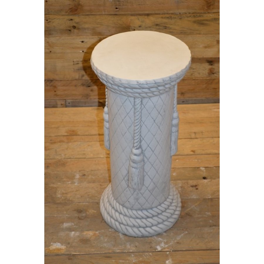 Betonnen ronde pilaar met koord en kwastjes – sokkel voor vaas of beeld-3