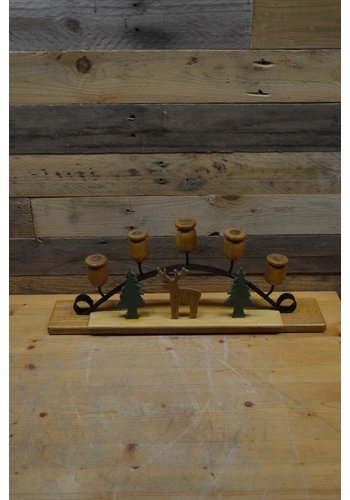 Kandelaar met houten figuurtjes 
