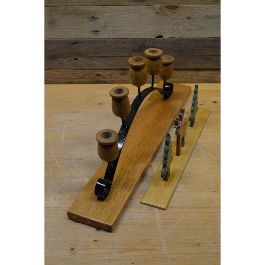 Decoratieve ijzeren kandelaar met houten figuurtjes en vijf houders-2