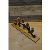 thumb-Decoratieve ijzeren kandelaar met houten figuurtjes en vijf houders-3