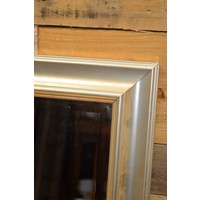 thumb-Brede facet spiegel met zilveren lijst en rode accenten-3