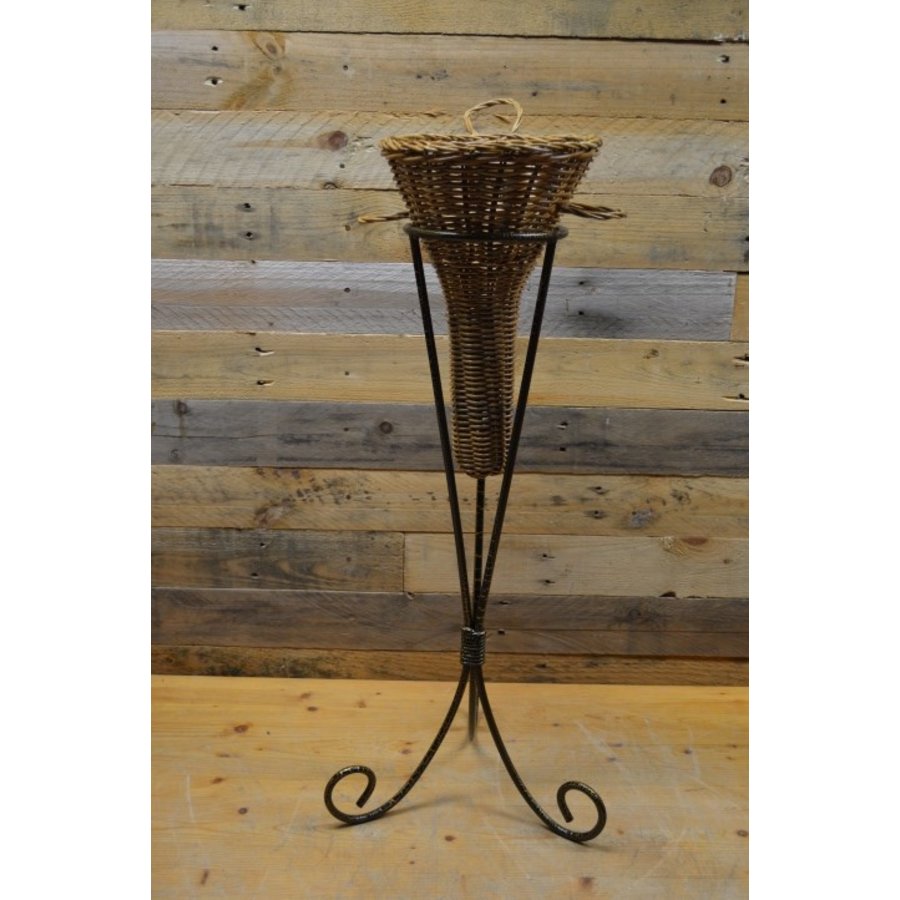 Rotan mandje op metalen driepoot-1