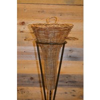 thumb-Rotan mandje op metalen driepoot-2
