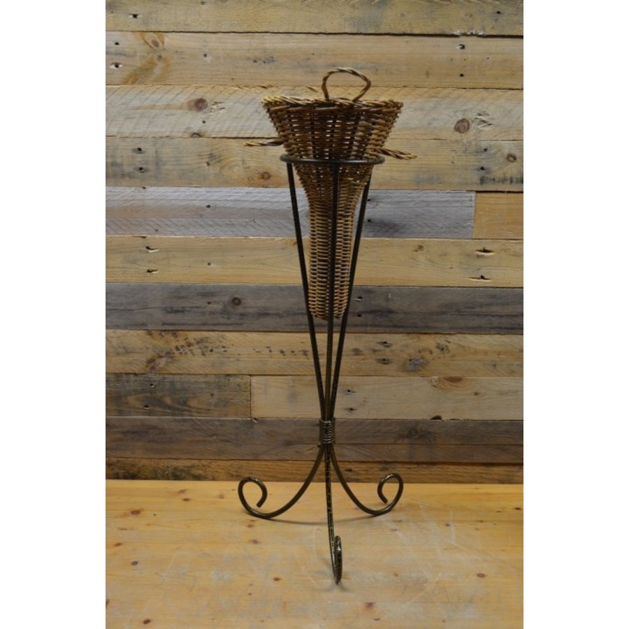 Driepoot met rotan mandje-4