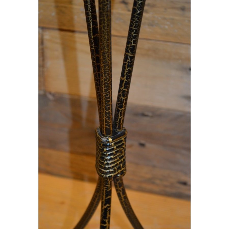 Rotan mandje op metalen driepoot-5