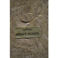 thumb-Verbronsd beeld van lezend meisje op muurtje – Geert Kunen-7