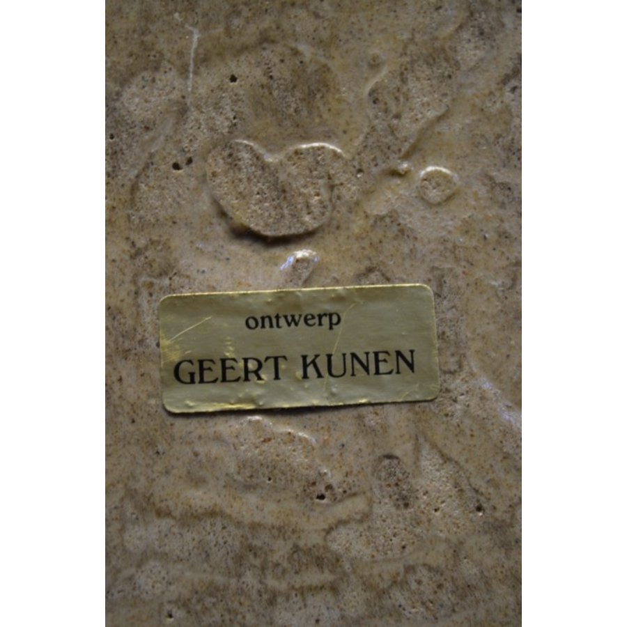 Geert Kunen beeld lezend meisje op muurtje-7