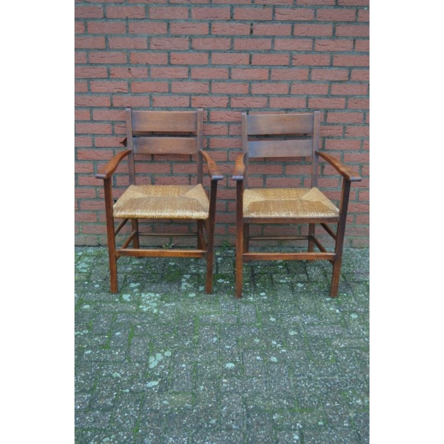 Set van 2 oude eiken armstoelen met biezen zitting-1
