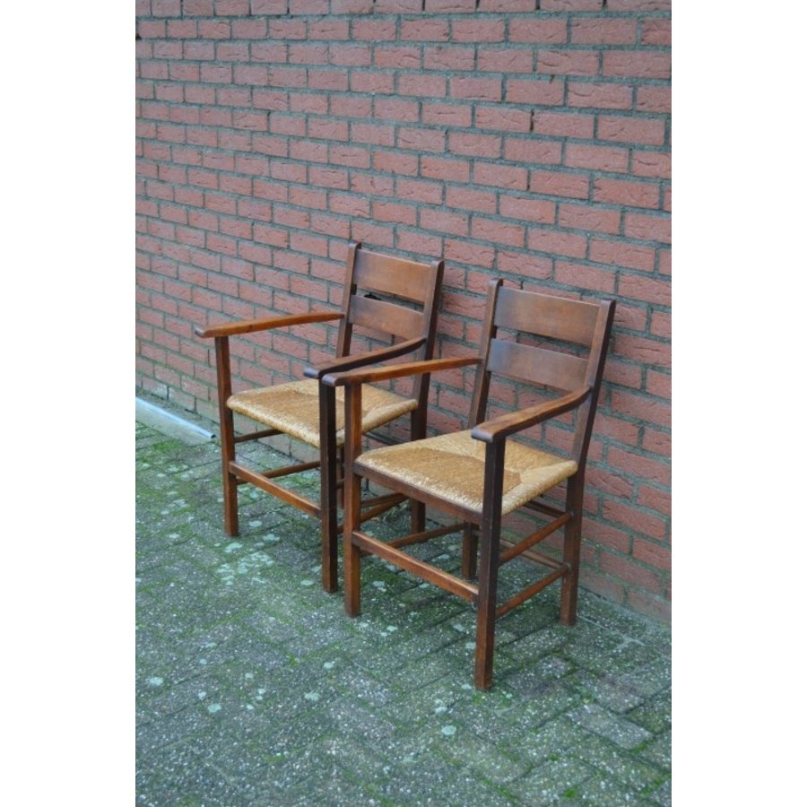 Set van 2 oude eiken armstoelen met biezen zitting-2