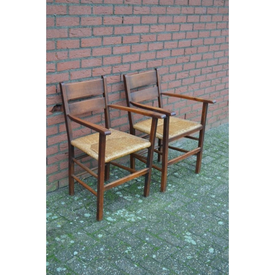 Set van 2 oude eiken armstoelen met biezen zitting-3