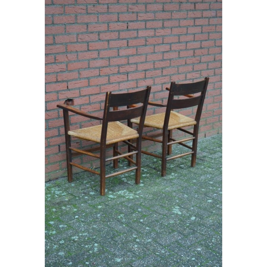 Set van 2 oude eiken armstoelen met biezen zitting-4