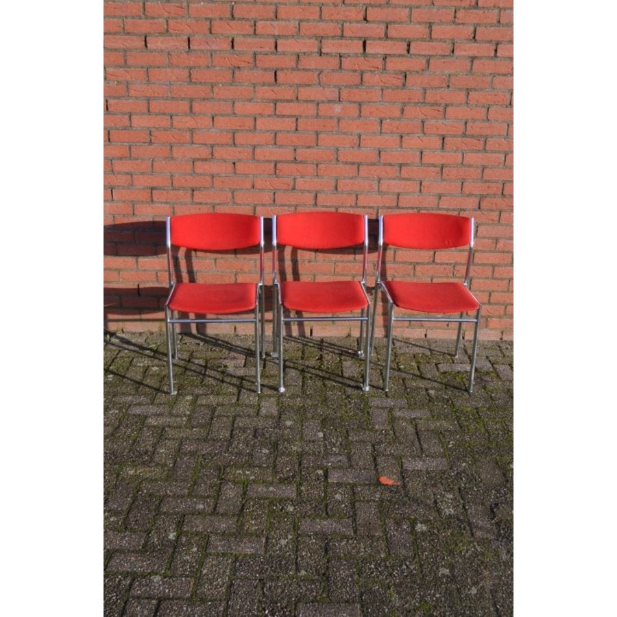 3 stoelen stapelbaar metalen frame  met rode bekleding-1