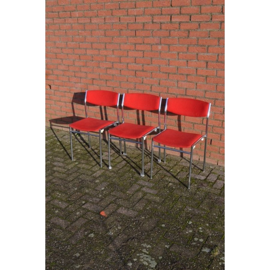 3 stoelen stapelbaar metalen frame  met rode bekleding-2