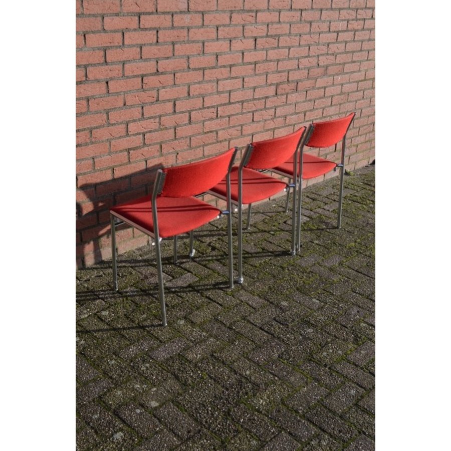 3 stoelen stapelbaar metalen frame  met rode bekleding-3