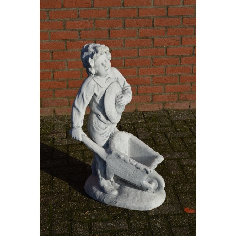 Betonnen tuinbeeld van jongen met kruiwagen – ook te gebruiken als bloembak-2