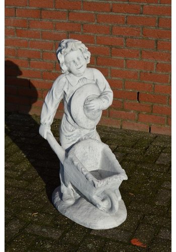 Betonnen beeld Jongen met kruiwagen 