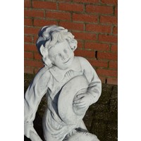 thumb-Betonnen tuinbeeld van jongen met kruiwagen – ook te gebruiken als bloembak-3