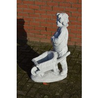 thumb-Betonnen tuinbeeld van jongen met kruiwagen – ook te gebruiken als bloembak-4