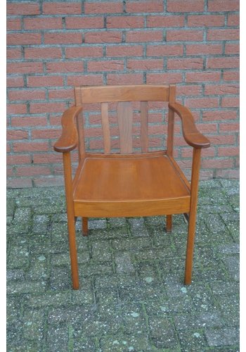 Donker eiken armstoel 