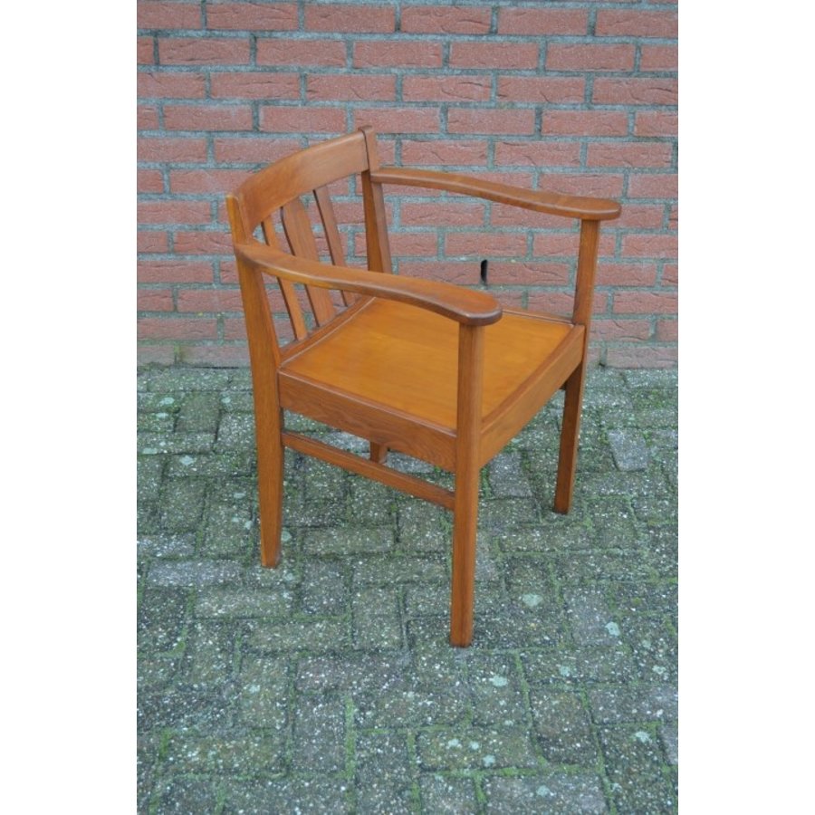 Donker eiken armstoel-2