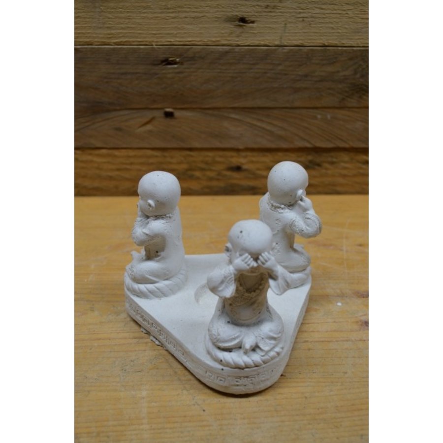 Betonnen beeld met drie boeddha’s – horen, zien en zwijgen – met waxinelichthouder-1