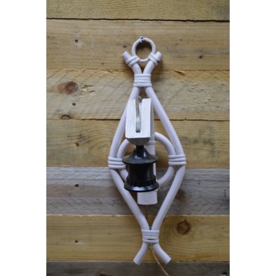 Wit geschilderde rotan wandlamp-3