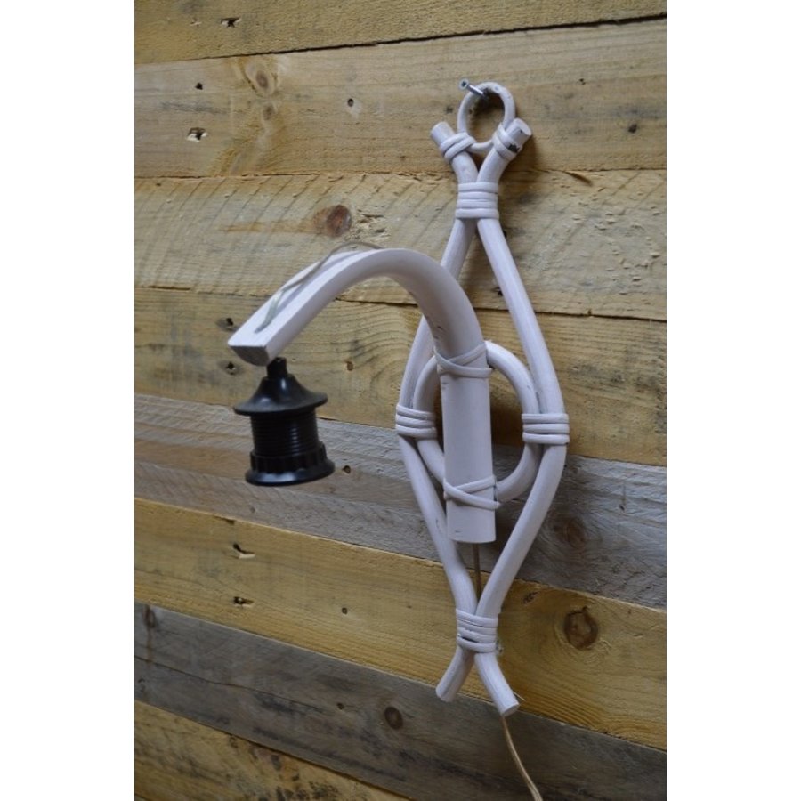 Wit geschilderde rotan wandlamp-1