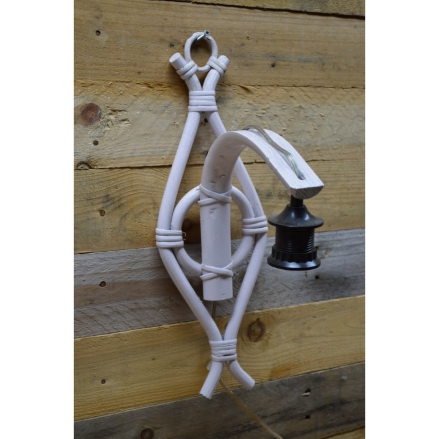 Wit geschilderde rotan wandlamp-4