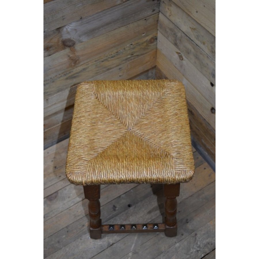 Vintage houten kruk met biezen mat-3