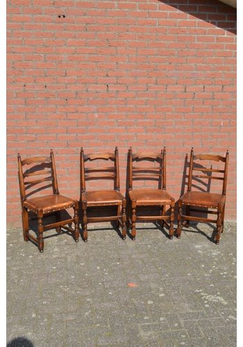 Antieke stoelen met leren zitting 