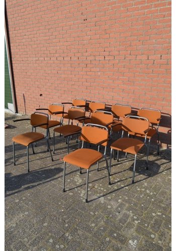 Stapelbare vintage armstoelen 