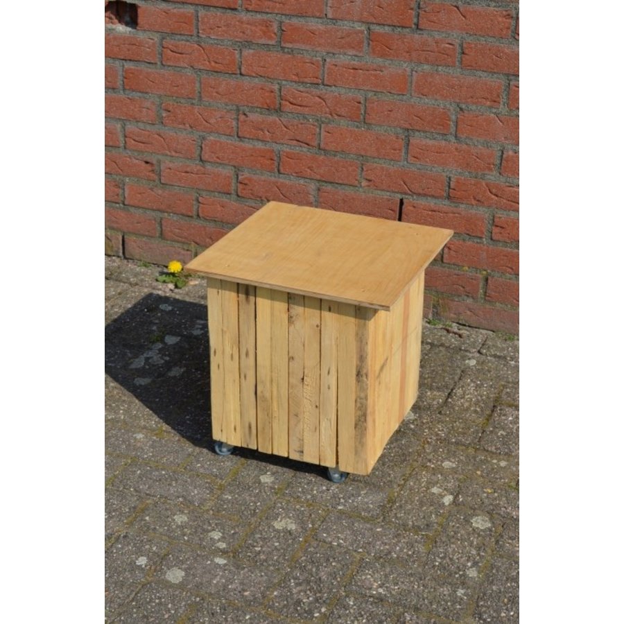 Massief houten blok bijzettafeltje op wieltjes-1