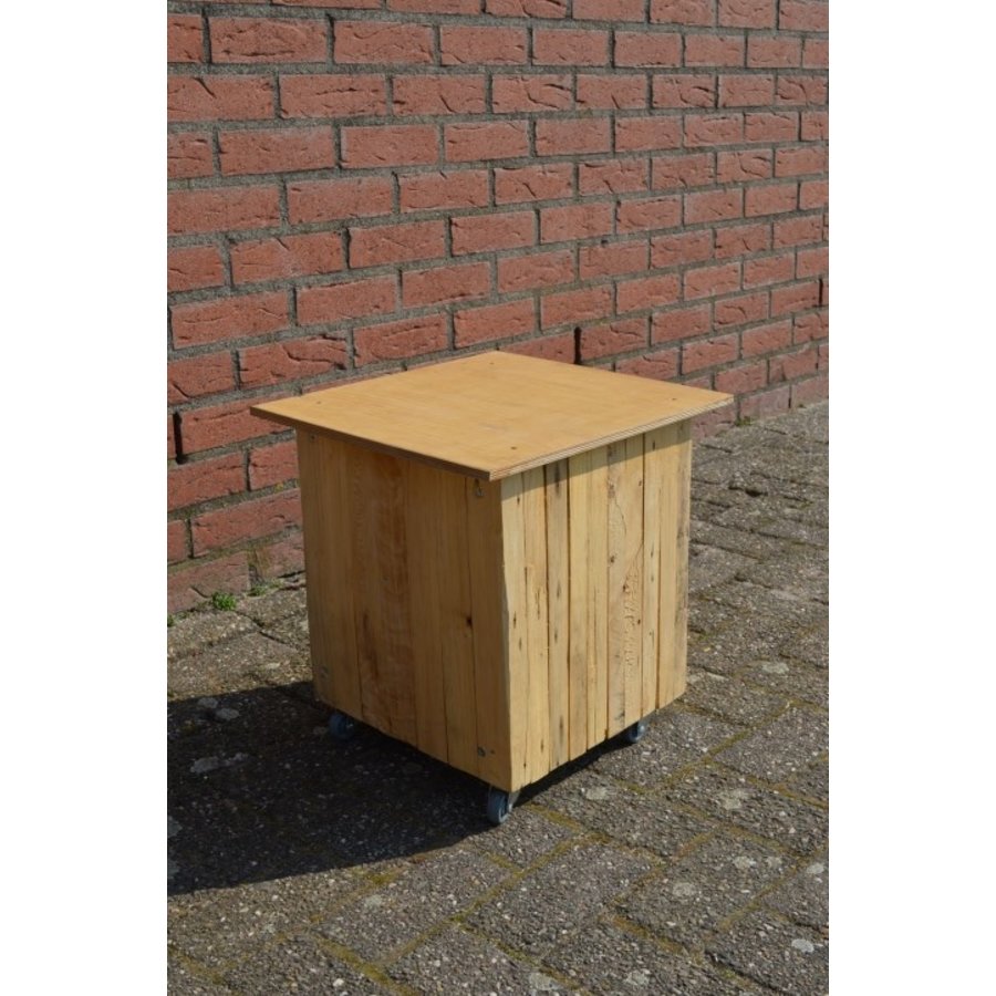 Massief houten blok bijzettafeltje op wieltjes-2