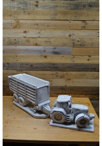 Betonnen beeld Trekker met opraapwagen 