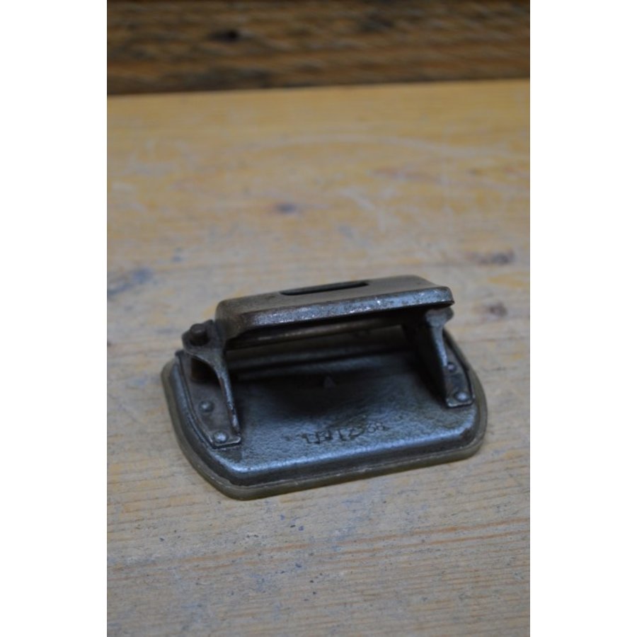 Vintage Leitz 38 perforator-4