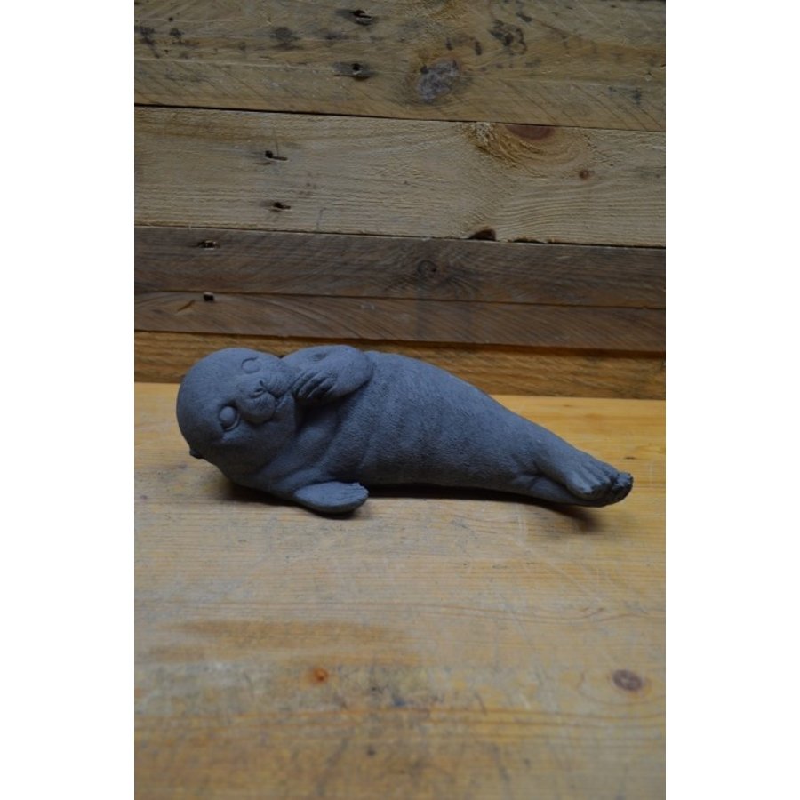 Schattige betonnen zeehond – liggend beeld voor vijverrand of tuin-1