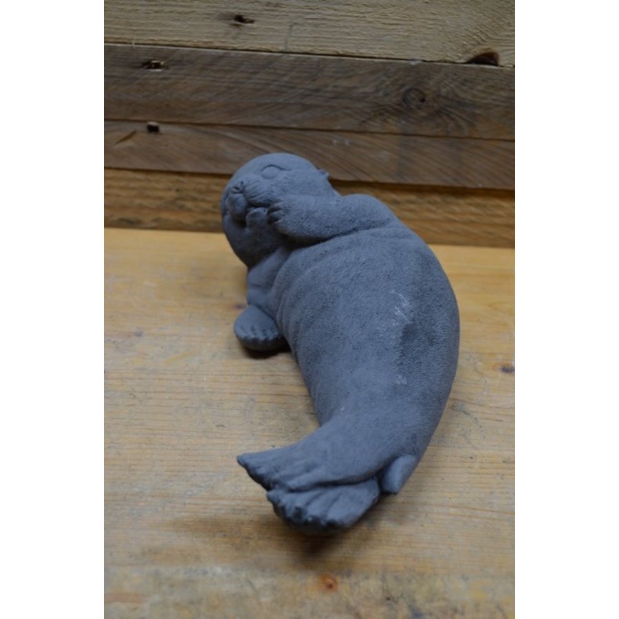 Schattige betonnen zeehond – liggend beeld voor vijverrand of tuin-2